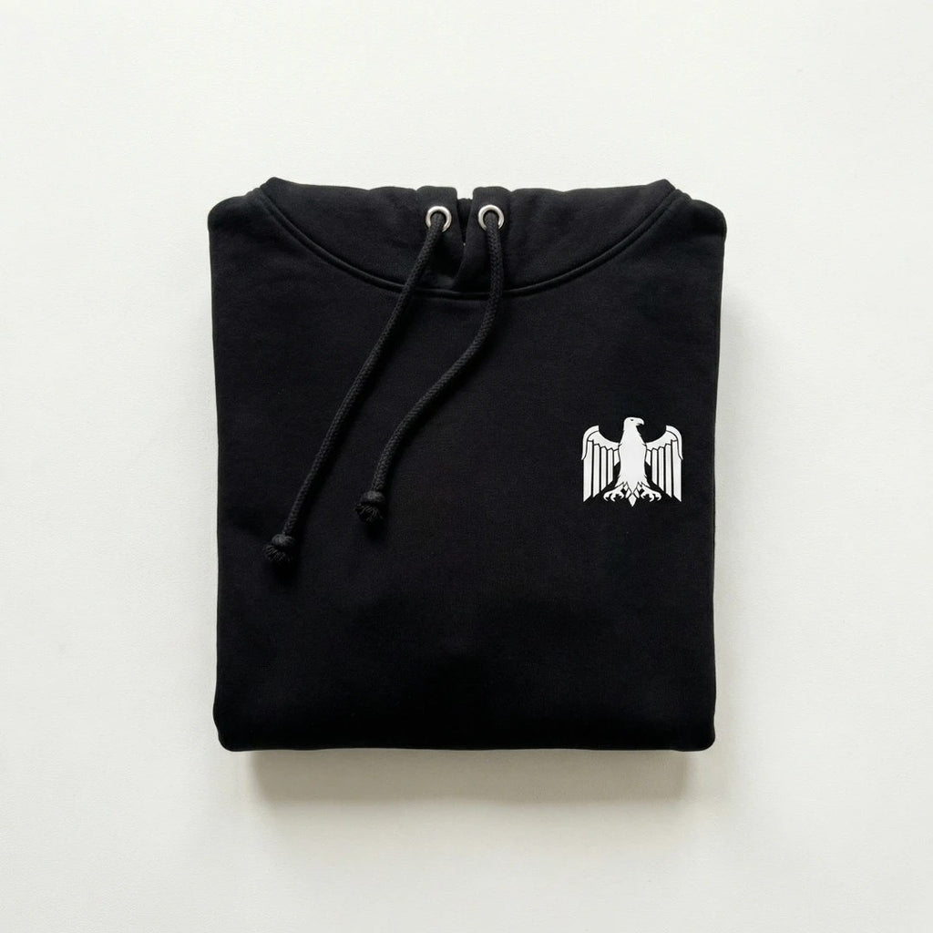 Schwarzer Adler Hoodie gefaltet, Detail des Brustdrucks