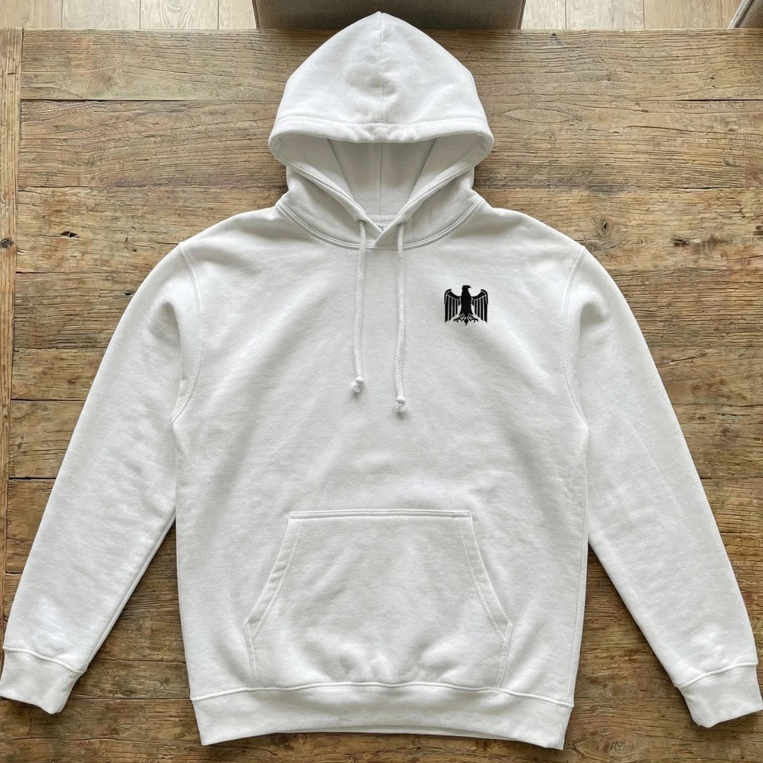 Weißer Adler Hoodie flach liegend auf Holz