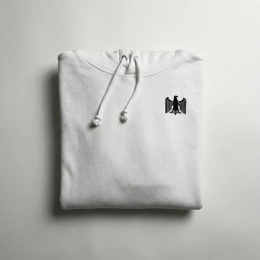 Weißer Adler Hoodie gefaltet, Detail des Brustdrucks