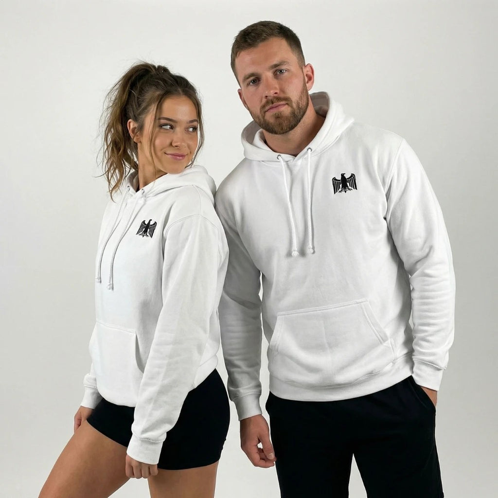 Paar trägt den weißen Adler Hoodie