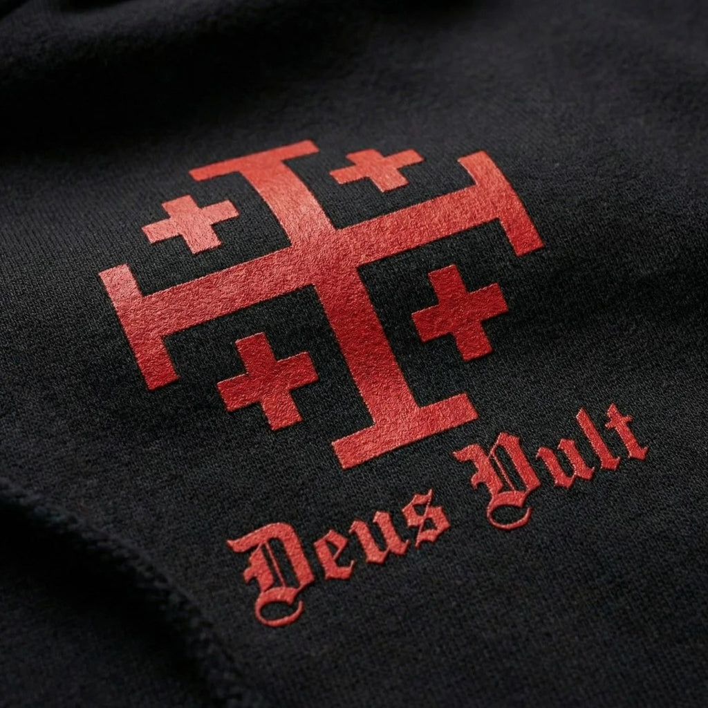 Deus Vult Hoodie Schwarz – Detailansicht des roten Jerusalemkreuz-Drucks