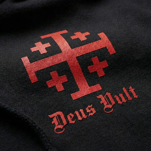 Deus Vult Hoodie Schwarz – Detailansicht des roten Jerusalemkreuz-Drucks