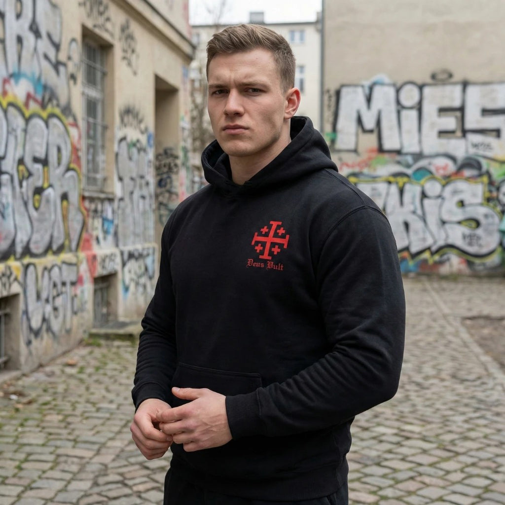 Mann trägt den schwarzen Deus Vult Hoodie