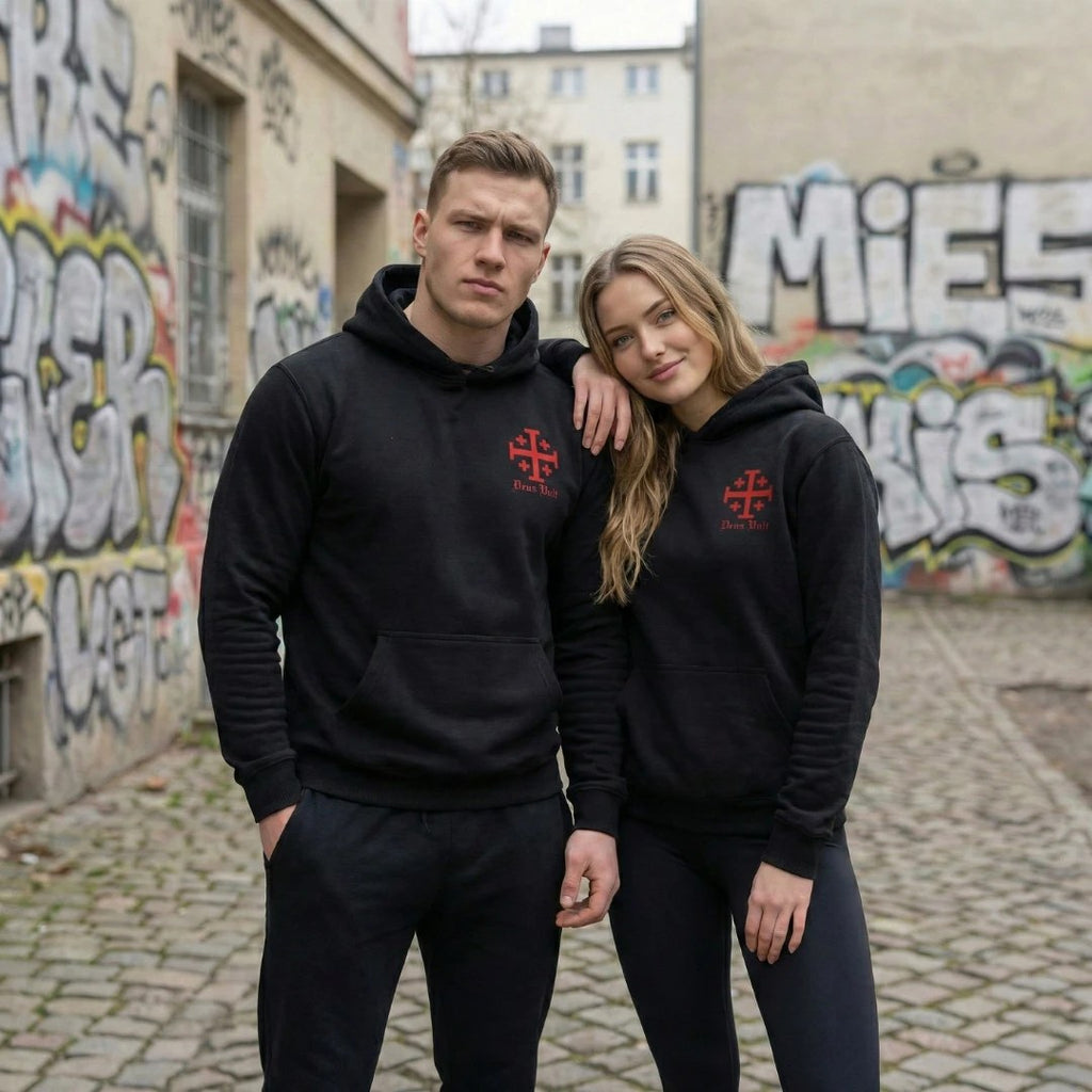 Paar trägt den schwarzen Deus Vult Hoodie