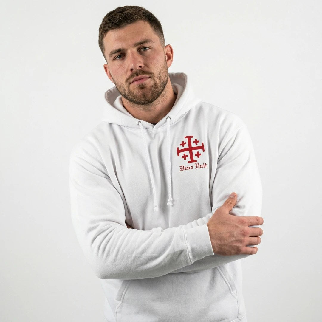 Mann trägt den weißen Deus Vult Hoodie