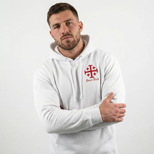 Mann trägt den weißen Deus Vult Hoodie