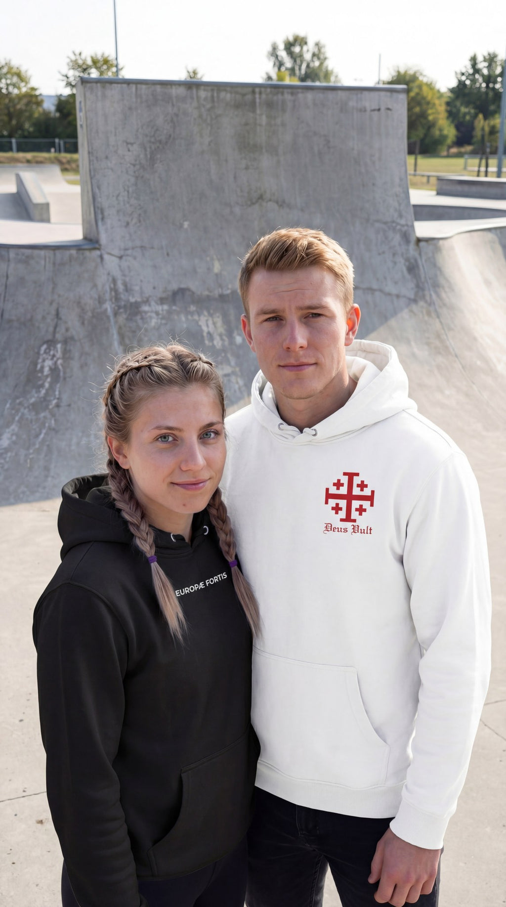 Paar im Skatepark, Mann im weißen Deus Vult Hoodie