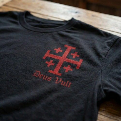 Schwarzes Deus Vult T-Shirt, Detail des roten Jerusalemkreuz-Drucks