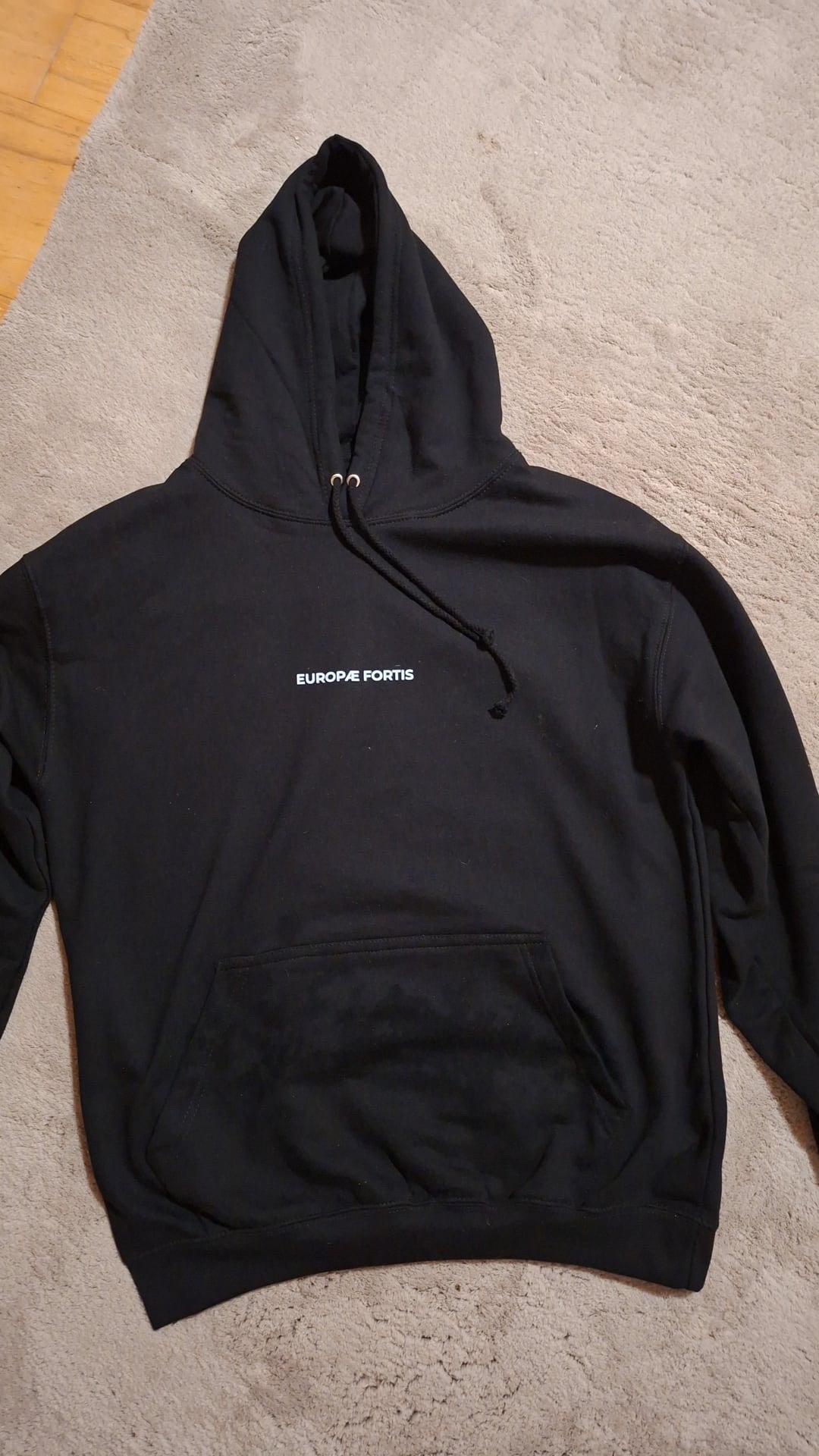 Schwarzer Europæ Fortis Hoodie flach liegend