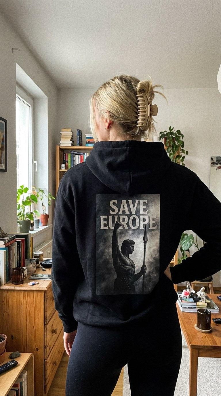 Frau trägt den schwarzen Save Europe Hoodie