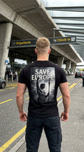 Schwarzes Save Europe T-Shirt von hinten getragen