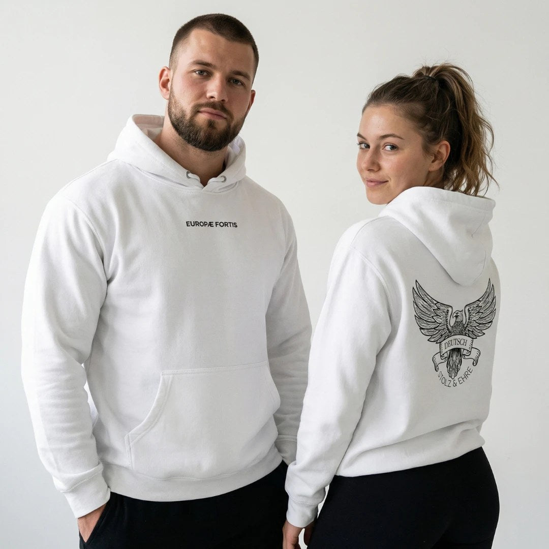 Paar trägt den weißen Hoodie, Adler-Rückendruck sichtbar
